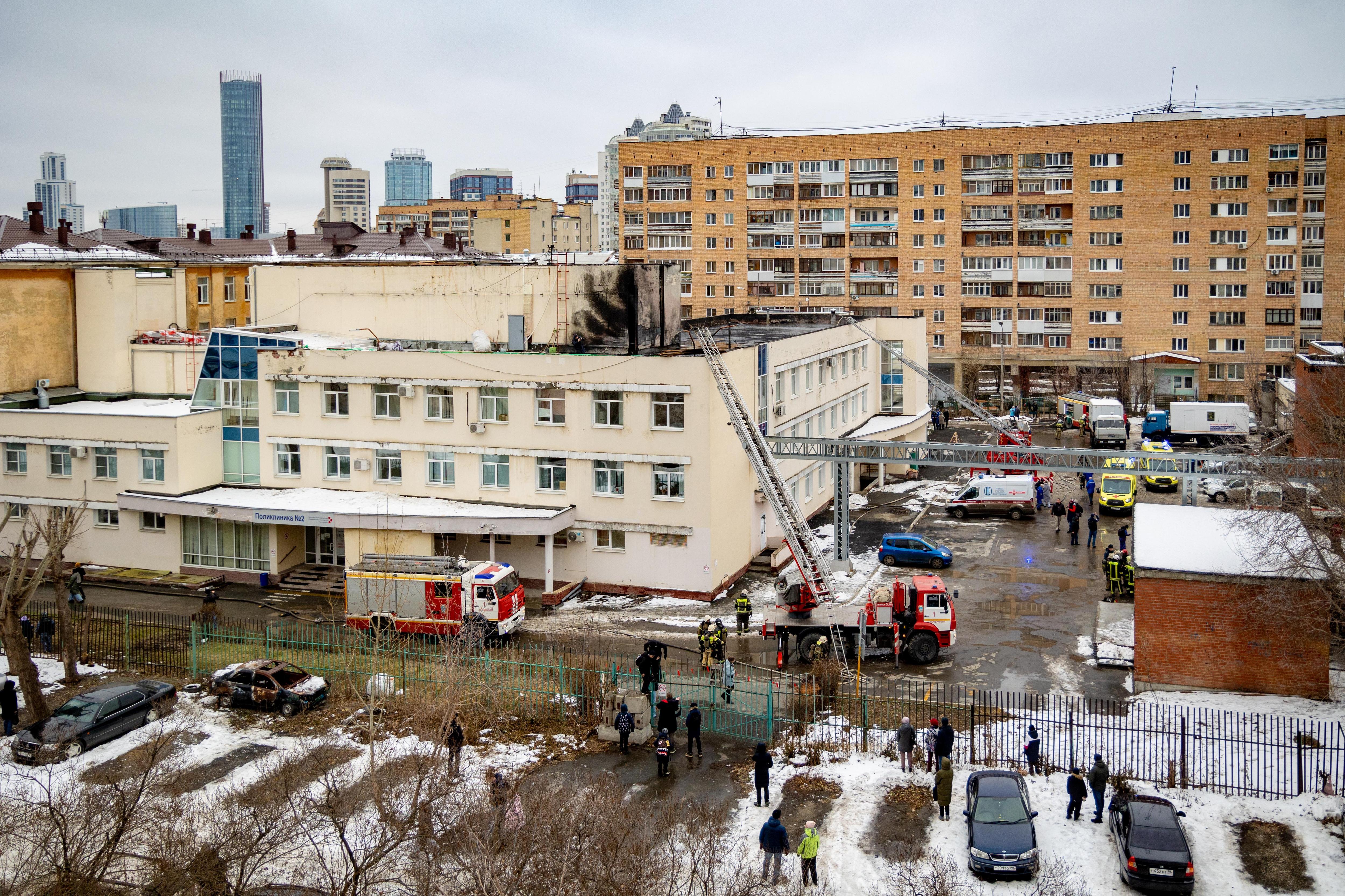 В центре Екатеринбурга загорелась поликлиника: страшные кадры из эпицентра пожара