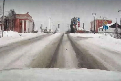 В Чусовом снег с крыши сломал ногу и позвоночник ребенку