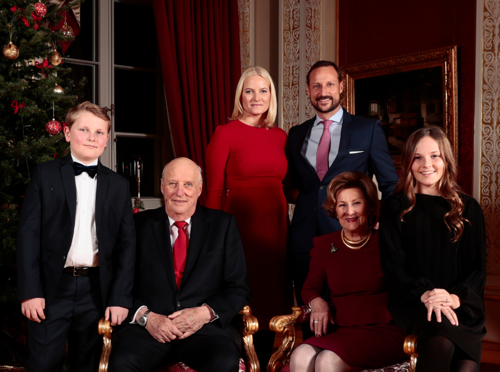 Рождественский портрет норвежской королевской семьи, сделанный в конце 2017 года | marieclaire.ru