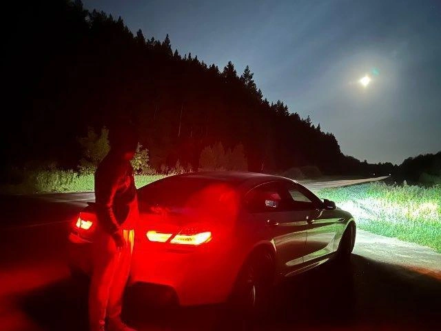 Данил любит фотографироваться с автомобилями | Источник: читатель E1.RU