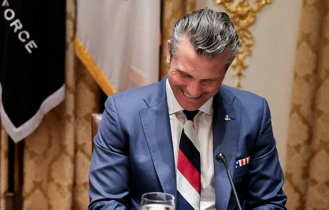 Хегсет в бело-сине-красном галстуке | Источник: Jonathan Ernst / REUTERS