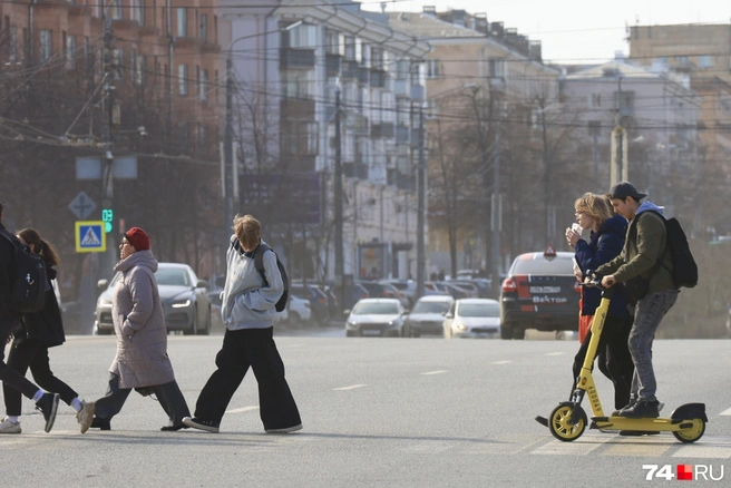 И в любой момент сами рискуют оказаться под колесами | Источник: Михаил Шилкин