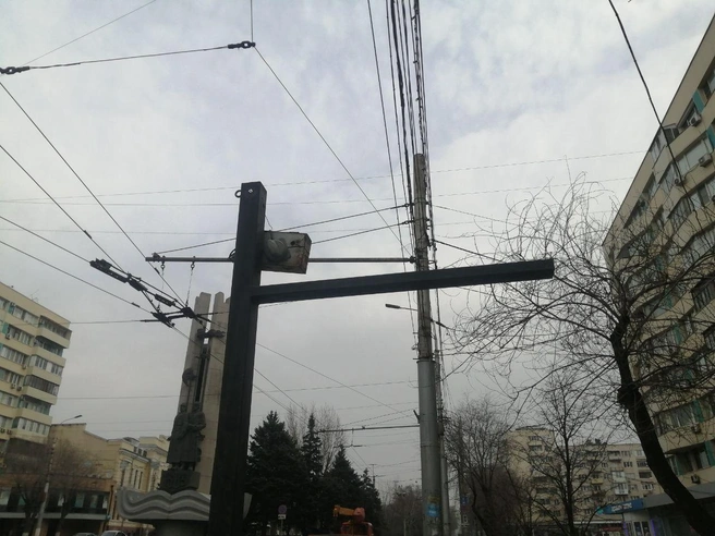 На остановке «Дом союзов» информационный экран полностью демонтировали. | Источник: читатели V1.RU