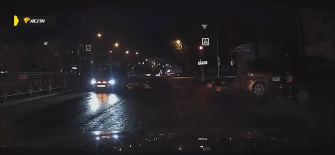 Автомобилист пропустил двух пешеходов, а после наехал на парня, отставшего от компании | Источник: телеграм-канал «АСТ-54 Black»