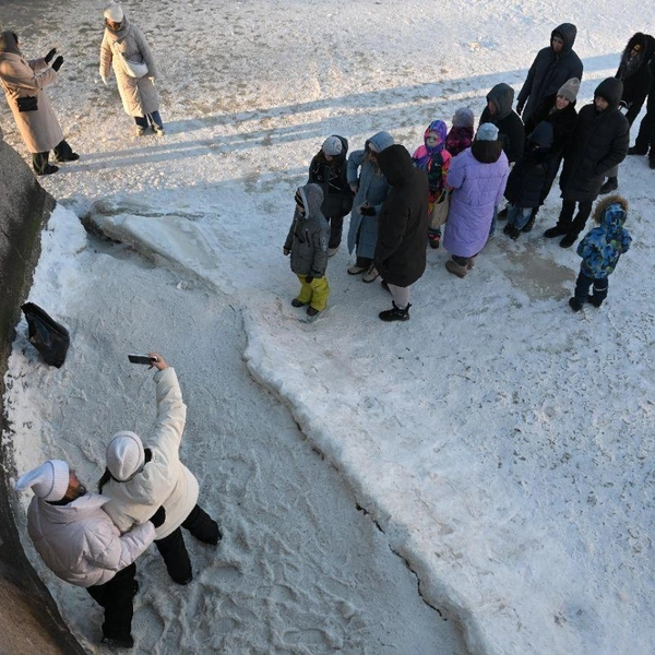 Селфи на замерзшей Фонтанке у легендарного чижика-пыжика