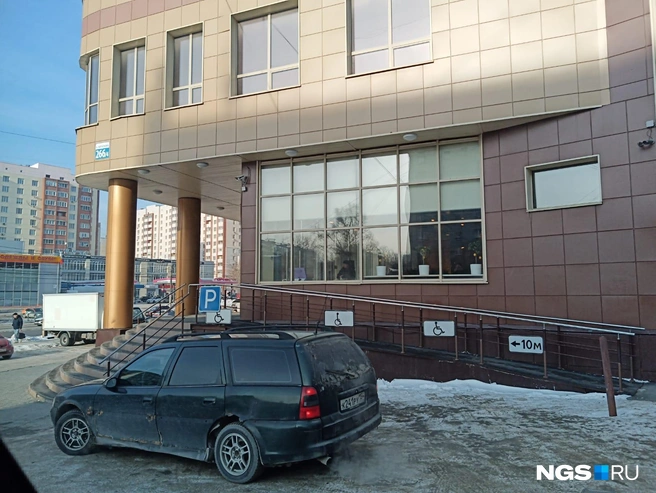 Парковка поперёк парковки | Источник: читатель НГС