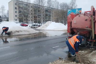 В Костроме очищают ливневую канализацию от талых вод