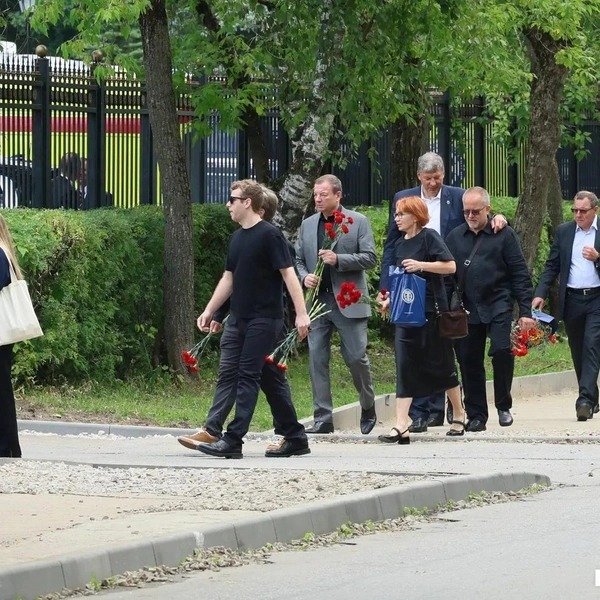 В сером костюме&nbsp;— Сергей Кущенко