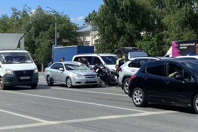 В центре Казани мотоцикл зажало между двумя авто