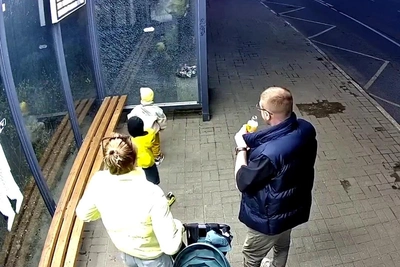 В мэрии назвали ответственного за восстановление стекла на остановке