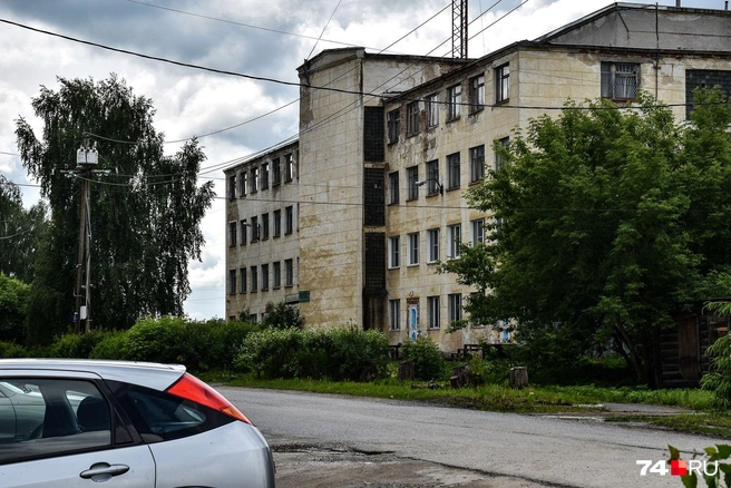 Кусинская неожиданность&nbsp;— цех по обработке драгоценных камней, в частности, бриллиантов. Началось всё с эвакуации из Ленинграда завода точных технических камней в 1942 году, а с 1970 года Куса занялась огранкой якутских алмазов. Уже после развала СССР бриллиантовый бизнес выделился в отдельную структуру, акционером которой был режиссер Никита Михалков, но предприятие обанкротилось. От него осталось только вот это мрачное здание. Производство технических камней загнулось еще раньше | Источник: Артем Краснов