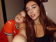 «Мой маленький супергерой»: Седокова поздравила сына с 8-летием шоколадным тортом и игровой приставкой