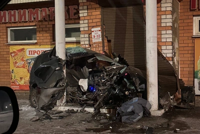 В Чите Mazda Demio врезалась в магазин, водитель погиб