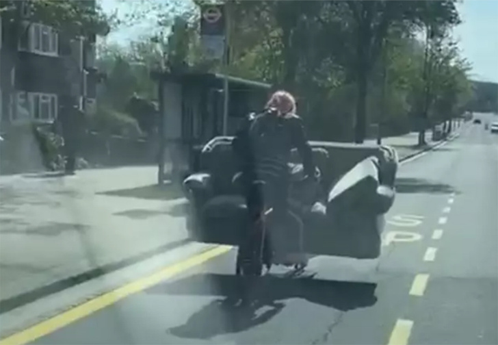 В Лондоне заметили мужчину, перевозившего на велосипеде трехместный диван (видео)