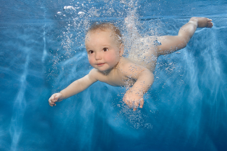 Как научить грудничка плавать: дома и в бассейне