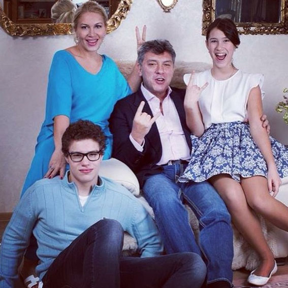 В память о бывшем муже Екатерина Одинцова опубликовала в микроблоге фото их некогда счастливого семейства