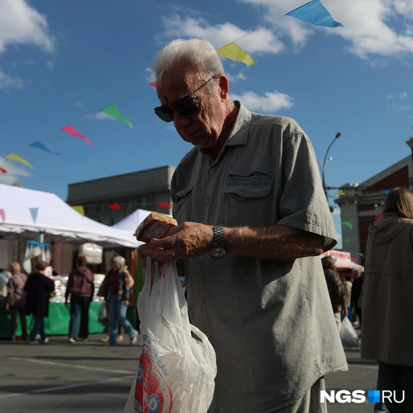 Горожане переходят от одной очереди к другой | Источник: Андрей Бортко / NGS.RU
