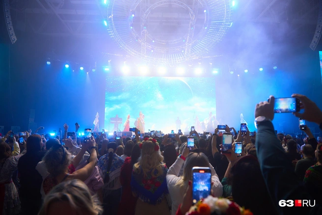 Зрители снимали свои любимые номера на память | Источник: Роман Данилкин / 63.RU