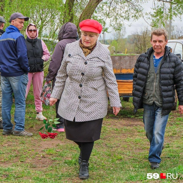 Односельчане шли к дому Вожаковых с цветами | Источник: Тимофей Калмаков / 59.RU