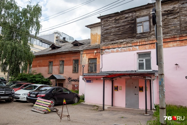 Есть и дома, которые точно не вписались бы в общий вид улицы Свободы | Источник: Кирилл Поверинов / 76.RU