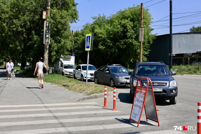 Сначала приходится ждать в очереди, а потом выясняется: нужного бензина нет | Источник: Михаил Шилкин