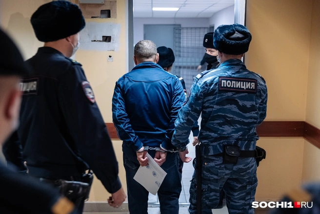 По три года колонии-поселения получили бывшие сочинские полицейские | Источник: Максим Серков / NGS42.RU