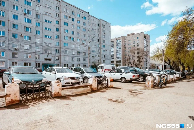 Лавочки, встроенные в ограждение. Раньше они отделяли тротуар от газона, а сейчас&nbsp;— от парковки. | Источник: Кирилл Башинский / NGS55.RU