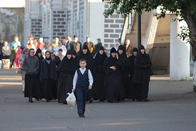 Монахини атамановского монастыря идут встречать старца и святые реликвии. | Источник: Анна Хвостова