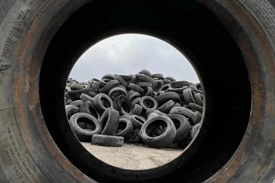 Шины на мусорных площадках Волгограда: риски и штрафы