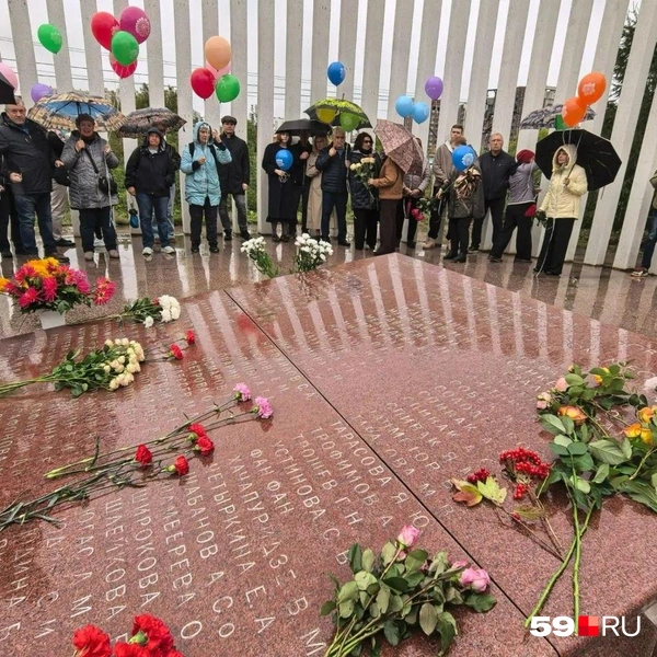 На гранитной плите перечислены фамилии всех жертв трагедии | Источник: Вероника Свизева / 59.RU