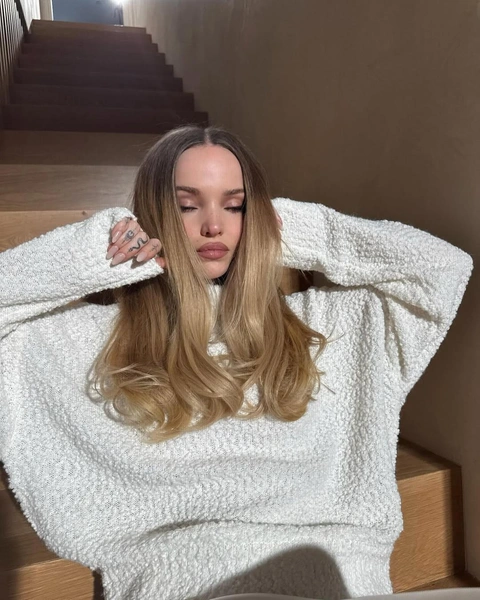 Источник: @dovecameron