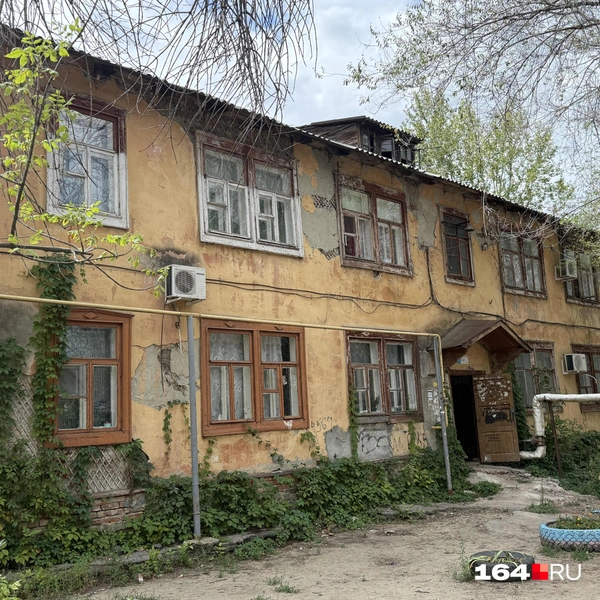 В этих бараках до сих пор живут люди, хотя дома давно превратились в музеи | Источник: Сергей Петунин / 164.RU