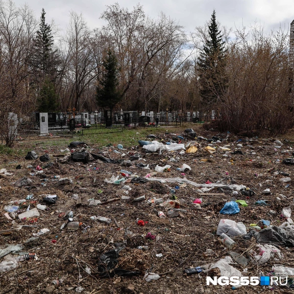 За территорией кладбища горы мусора уже превращаются в свалку | Источник: Евгений Софийчук / NGS55.RU
