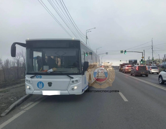 Этот автобус совершил наезд на пожилого мужчину | Источник: ГИБДД по городу Саратову
