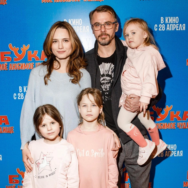 Игорь Петренко с женой и дочками | Источник: Андрей Калмыков / Woman.ru
