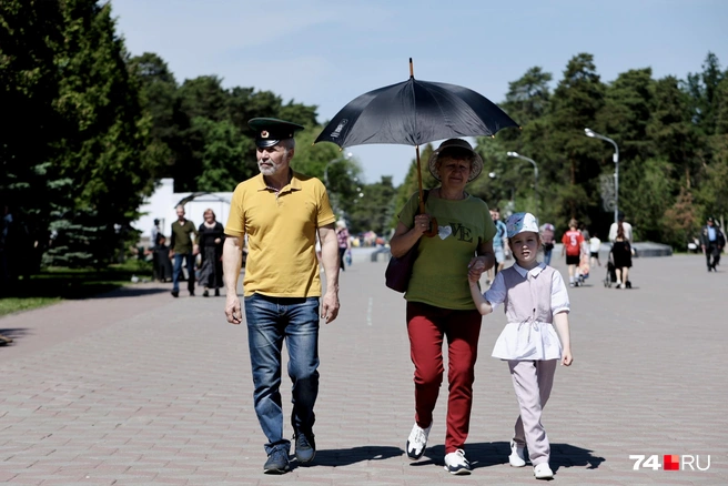 Если не считать фуражки&nbsp;— обычный семейный выход в школьные каникулы | Источник: Наталья Лапцевич