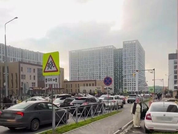 Родители жалуются на парковку возле нового корпуса школы в Глумилино-2 | Источник: inzhuvatkina / instagram (экстремистская организация, запрещена в РФ)