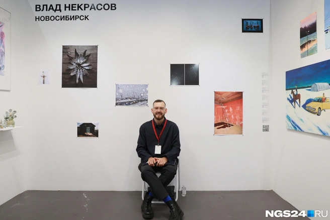 Влад Некрасов&nbsp;и его работы, возле которых хочется задержаться и разглядеть подробнее | Источник: Мария Ленц / NGS24.RU 