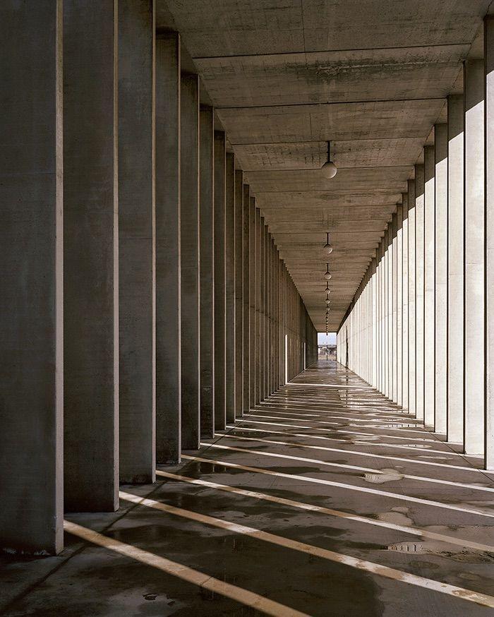 Коридор, окруженный узкими бетонными стенами, разделяет различные части кладбища. Он проходит вдоль семейных мраморных склепов, похожих на пляжные домики. | Источник: Роман Куртманш