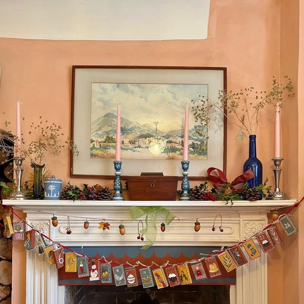 Камин украшен адвент-календарем художницы Эми Балфур | Источник: архив пресс-служб