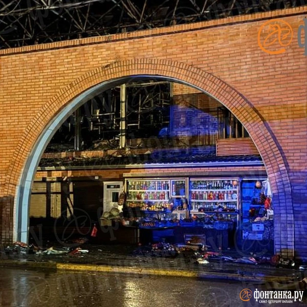 «Второй этаж полностью сгорел». Правобережный рынок полыхнул, как стог сена | Источник: Ирина Лысак / «Фонтанка.ру»