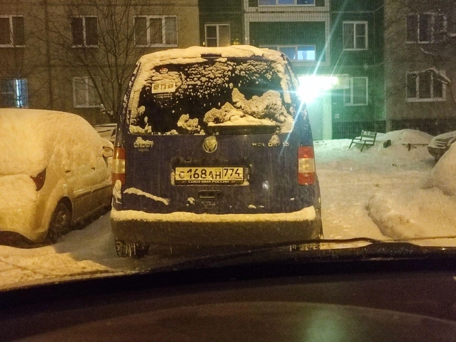 Автор этого снимка указал, что VW стоит посреди проезжей части. Понять это по одному снимку проблематично. Пожалуйста, делайте фото с тех ракурсов, на которых нарушение считывается однозначно | Источник: читатель 74.RU