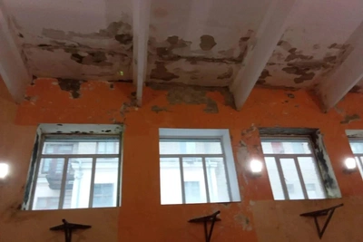 В школе на Эльмаше из-за обрушения штукатурки закрыли зал