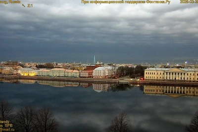 Облака отражаются в Неве: будет ли дождь?