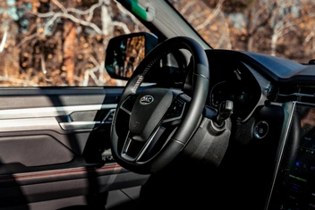 Классические решения в салоне JAC T8 сочетаются с современными технологиями | Источник: ООО «Базис-Моторс»