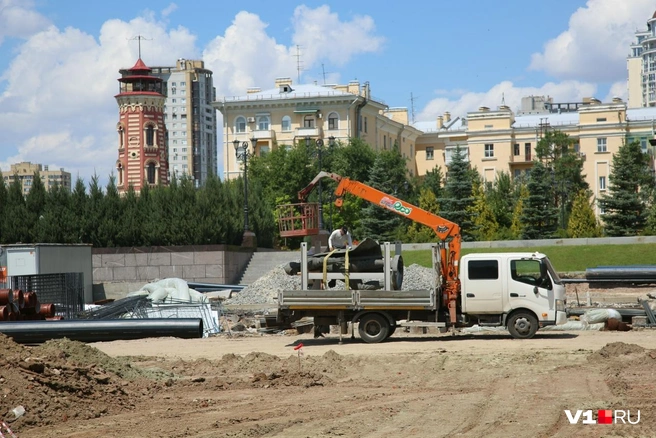 Памятник пока увезли на превратившуюся в большую стройплощадку площадь, а затем отправят в Подмосковье | Источник: Константин Завриков / V1.RU