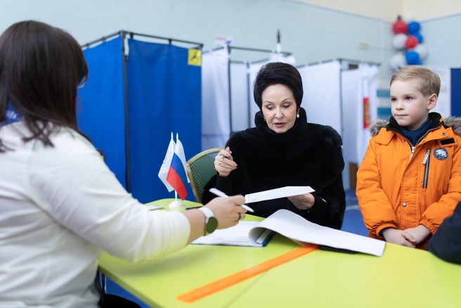 Несмотря на внешний строгий вид, Галина Резяпова часто делится снимками с семьей. Чаще всего со своими внуками | Источник: Галина Резяпова / Vk.com