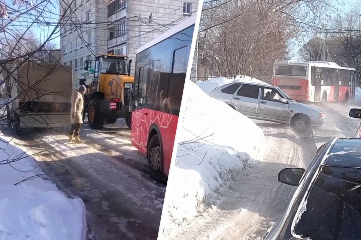 В микрорайоне Юбилейном на Суздальской из-за текущей воды образуется лед,  который не убирают с дороги и тротуаров: застревают машины и автобусы - 16  февраля 2024 - 59.ру