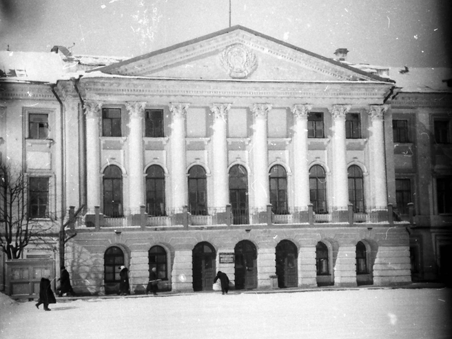 Советская площадь больше напоминала ледовый каток. | Источник: Виктор Латышев / музей Боевой и Трудовой Славы средней школы № 36