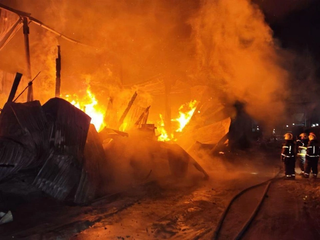 В ликвидации пожара участвовали 46 пожарных. | Источник: ИА «Ночные новости»